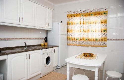 Os Apartamentos A Ramos na Praia da Galé Estão inserido em Condomínio com PISCINA, Fica apenas a 350 Metros da Praia da Galé - Apartamentos com Ar Condicionado tanto nos Quartos como na Sala, Smart TV com Prime Vídeo e Cozinha Completa - Foto 76