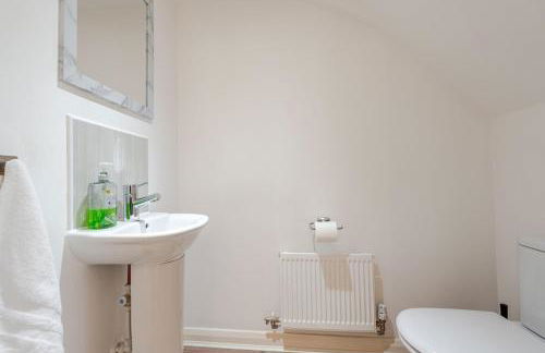 Comfortable 3-Storey House with Free Car Parking - Foto 11