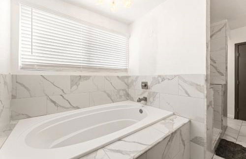 Newly Renovated 6BR 3BA Port Arthur Home with Hot Tub - Foto 29