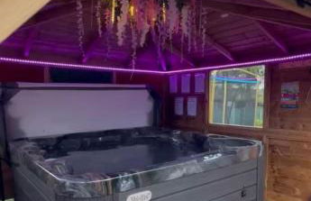 FINN VILLAGE "Raspberry Cottage" Private Garden, 6-seater HOT TUB, Firepit & Pizza Stove - Foto 1