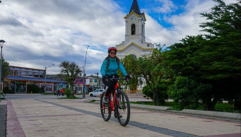 Pasando por la Catedral de Puerto Natales