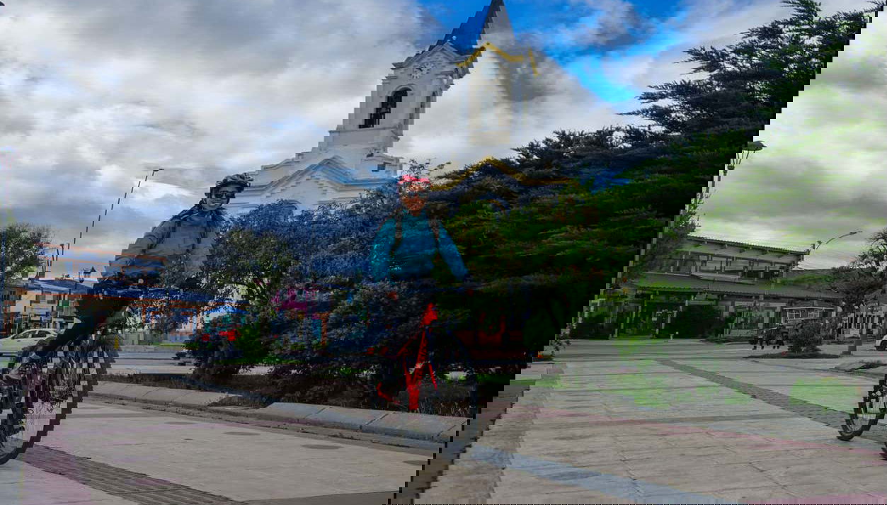 Pasando por la Catedral de Puerto Natales