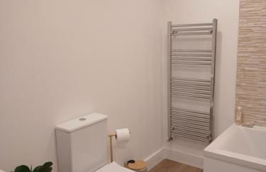 Luxury 1 bed apartment close to Airport and Exhibition centre ideal for short long term stays very cosy nicely furnished for comfort with all mod cons FreeParking on site Free WIFI - Foto 17