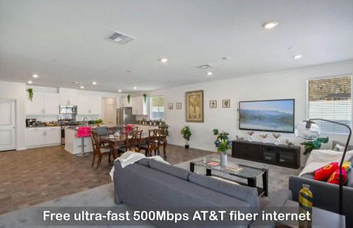 Entire Private Home with 4 Bedrooms 2 Bathrooms, Mountain Edge, New House, Ranch, Gated Yard, Available Now - Foto 3