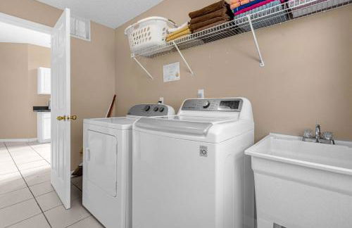 Upstay Home w Pool Hot Tub & Patio - Pet Friendly - Foto 38