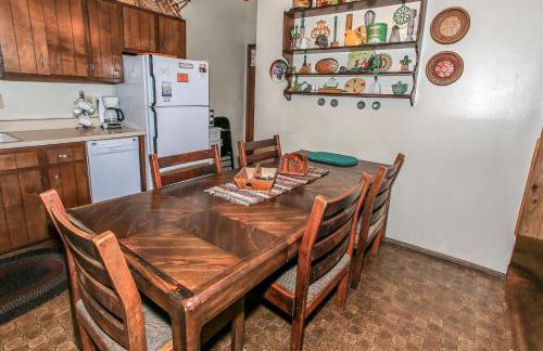 Gallagher's West - Pine surrounded deck and barbecue! Bumper Pool and Wet bar! Darts! - Foto 16