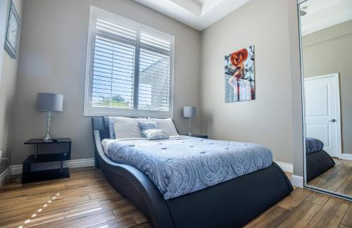 3400 SqFt House W/40Ft Heated Pool/Spa- Strip View - Photo 23