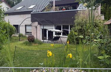 Cozy Garden Apartment near Train Station & Nature - Foto 1