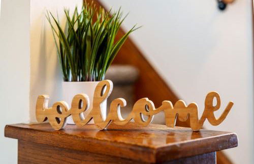 King Bed, Stocked Kitchen, Easy Driveway Parking, 2mi to Downtown & Coliseum - Foto 15