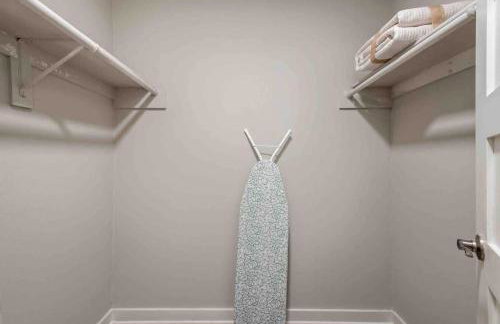 Steps away from Downtown Restaurants and Bars - King Bed - Foto 14