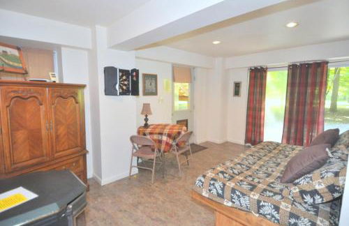 Trails End River Retreat - River Access - Pet Friendly - Hot Tub - Grill - Wifi - Fire Pit - Deck - Screen Porch - Family Friendly - Fishing - King Bed - Wood Stove - Photo 4