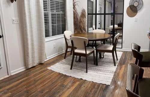 Cozy & Airy Retreat with Lots of Character - Foto 44