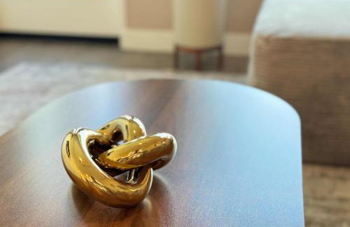 Upscale Escape 10 Min from Disneyland With Pool & Gym - Foto 48