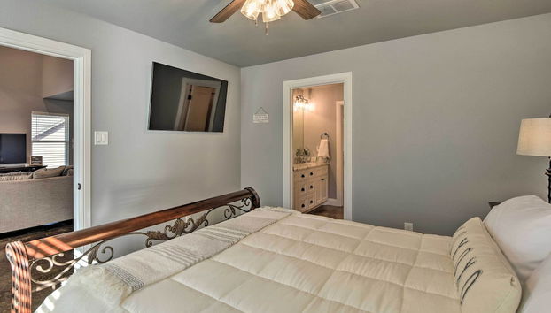 Hot Tub and Fire Pit! Cozy Granbury Escape Near Lake - Foto 5, Interior