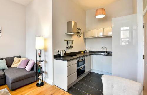 Beautiful 1 Bedroom Apartment in Newport Centre - Pass the Keys - Foto 14