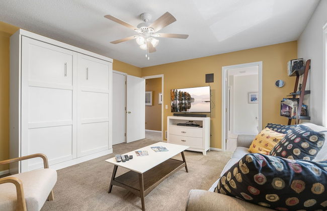 The Giraffe House - Photo 28