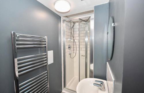 Spacious 7 Bedroom Budget Apartment in Headingley - Photo 4