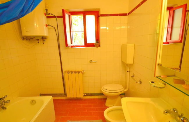 Spacious Home With Shared Pool - Photo 23