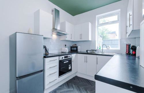 Spacious 3 Bed in Manchester by 53 Degrees Property, Perfect for Group Stays, Sleeps 8 with Free Parking! - Foto 7