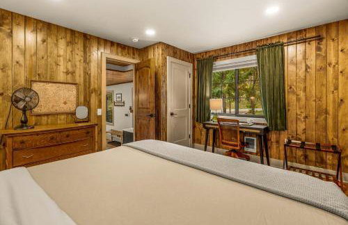 Serene Riverside Retreat with Sauna, Hot Tub, Fire Pit by Forest & Peak Retreats - Foto 18