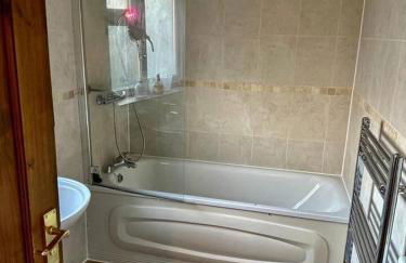 3 Bed House Sleeps 8 -Near Heathrow -Free Parking - Foto 24