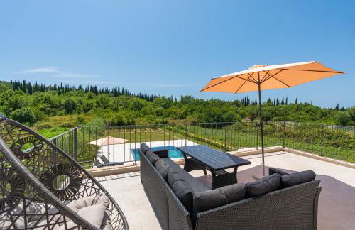 Green & Blue Five Bedroom Villa with Private Pool and Complete Privacy - Photo 35