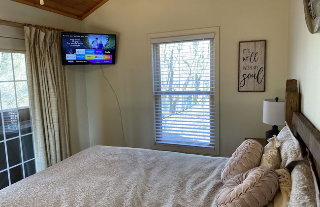 Gray's Place on Cosby Creek - 2 Bedrooms, 2 Baths, Sleeps 6 Home by RedAwning - Foto 3