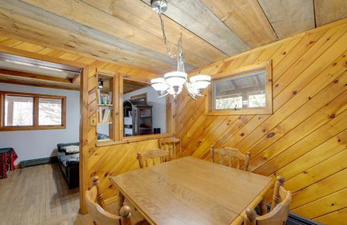 Love Shack Retreat Cabin with Deck and Yard! - Foto 8