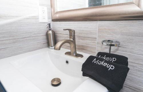 Golfers Paradise 4-hole PUTT-PUTT, Mega Chess with huge backyard, hammock - Photo 10