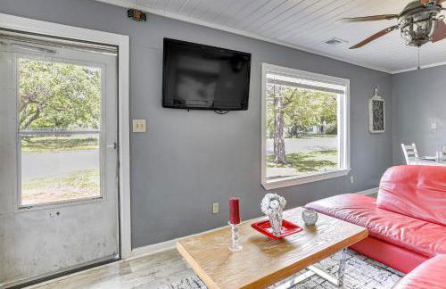 12 Mi to Lake Access Port Arthur Apt with Yard - Photo 7