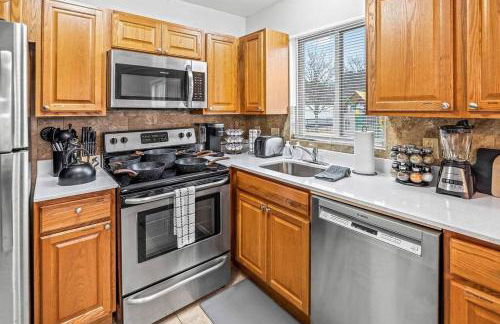 Cozy 2BR Condo in Great Location - King Bed - Foto 19