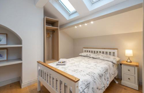 Sleeps 6 4 bedrooms 2 minute walk to the Square Hosted Happy Valley Cast - Photo 45