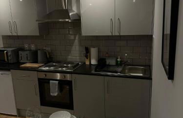Super-King Bed Studio Apartment in Central Northampton - Photo 9
