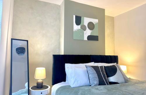 Central 4 Bed Home, FreeParking, 5TVs, Superfast WiFi - Photo 15