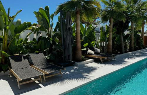 Marbella Bliss - Luxury 4-Bedroom VILLA with Garden, Private POOL & Jacuzzi, Marbesa near- 5 min to the Cabopino Beach - Photo 40