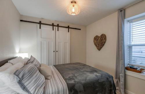 The Moby House Coastal Retreat with Ocean Views & Hot Tub - Foto 47