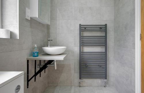 Spacious Heald Green Home with Free Parking - Pass the Keys - Photo 20