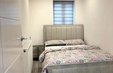 CozyNest 2BR Modern Property with Parking - Foto 17