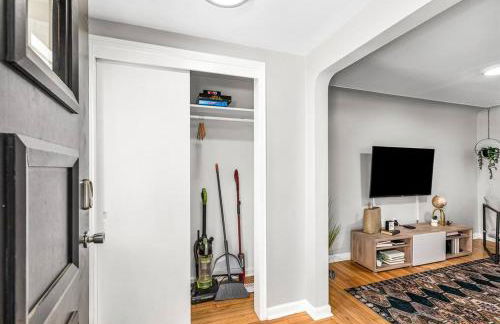 Warm & Comfy 2BR, Huge Backyard, Great Location! - Photo 33