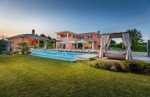 Villa Village by Villsy - with heated pool, spa, private tennis court, golf court, basketball court and playroom - Photo 17