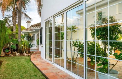 Urb Villa with pool by Costarentals- Ref 139 - Photo 4