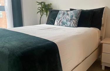 Stylish Apartment in Great City Location, Parking Possible - West One - Photo 8