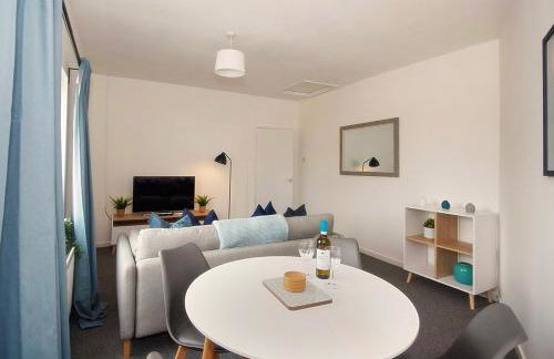 #33 Beautiful 2 bed apt Tamworth Private Parking - Photo 9