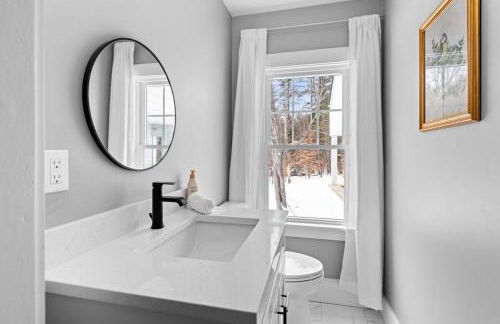 NEW l Modern Comfort wHOT TUB l NH Lakes Region - Foto 24