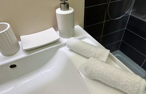 Studio Hôtel - Lit King Size - Parking - Wifi - Foto 8