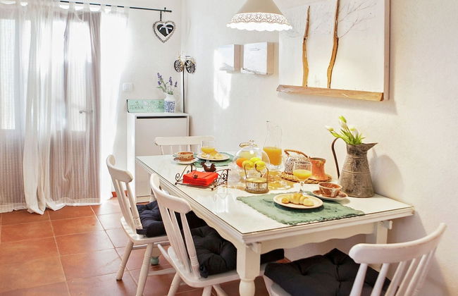 Delightfully Decorated Apartment with Sea View near Beach - Foto 20