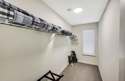 Modern 5BR, Kid-Friendly Home In Poconos with Pool Table - Foto 70