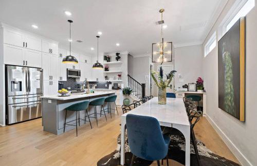 Black House - Downtown Elegance with HotTub and King Beds - Photo 6