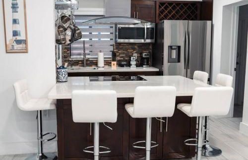 Luxury Retreat 3B ,2Ba POOL , Coral Gables Center - Photo 42