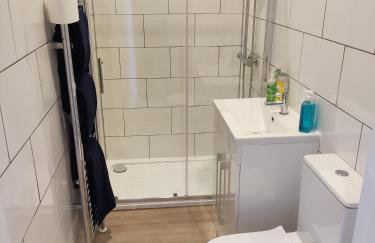 Self Check-in Micro Studio for max 2 guests in Central location RG4 with your own Kitchenette Bathroom Parking and Shared Garden - Photo 4